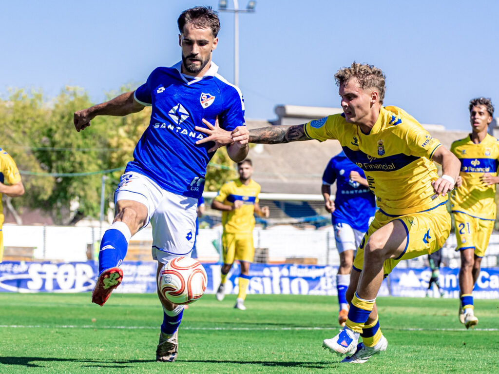 Ryan Luis Linares1 | udlaspalmas.NET Las Palmas Atlético consiguió una importantísima victoria en Linares para conseguir dejar atrás los fantasmas del inicio liguero. Vea las mejores fotos de Francisco Moro para udlaspalmas.NET.