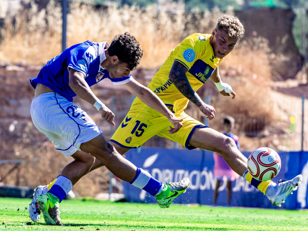 Ryan Luis Linares2 | udlaspalmas.NET Las Palmas Atlético consiguió una importantísima victoria en Linares para conseguir dejar atrás los fantasmas del inicio liguero. Vea las mejores fotos de Francisco Moro para udlaspalmas.NET.