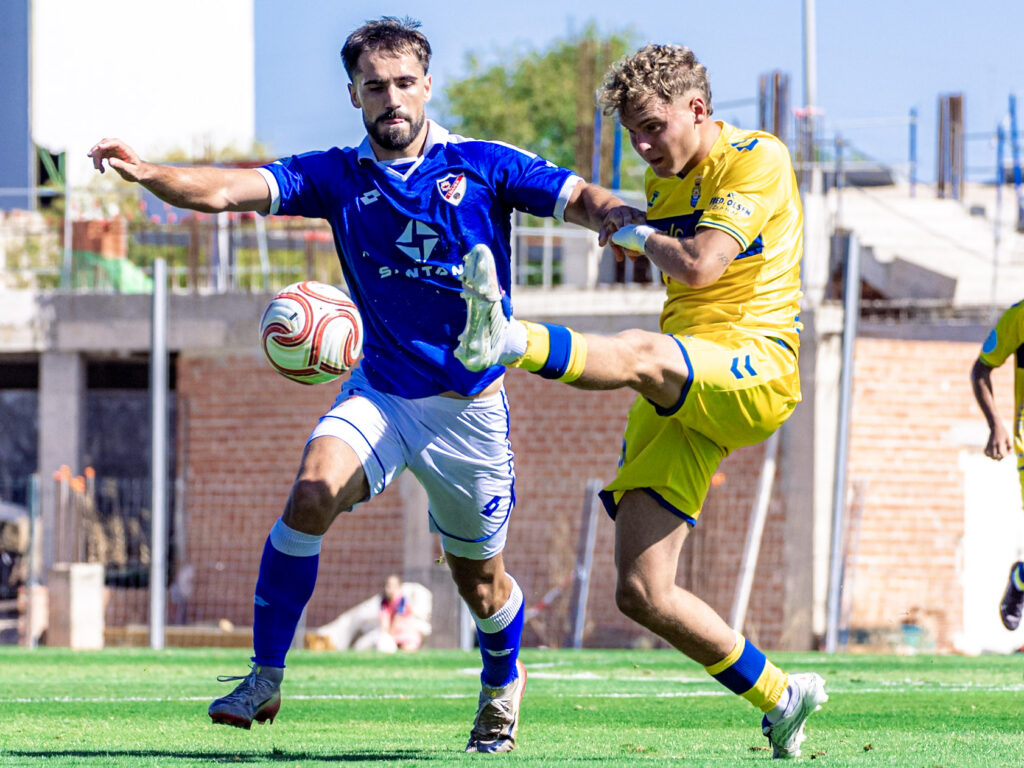 Ryan Luis Linares3 | udlaspalmas.NET Las Palmas Atlético consiguió una importantísima victoria en Linares para conseguir dejar atrás los fantasmas del inicio liguero. Vea las mejores fotos de Francisco Moro para udlaspalmas.NET.