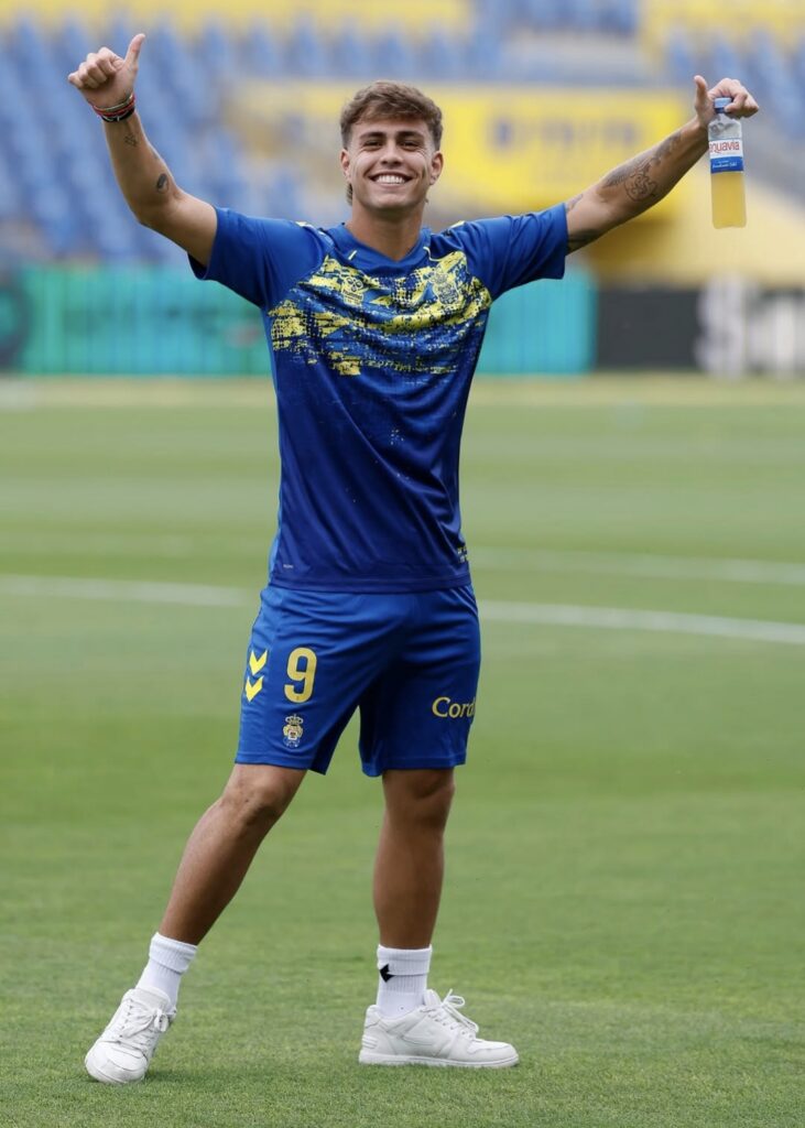 Jeremía Recoba, Burgos | udlaspalmas.NET El ítalo-uruguayo volvió a una convocatoria casi un año después de lesionarse el pasado 10 de octubre en Granada. En unas semanas estará listo para volver a tener minutos. En unas semanas o casi meses donde la Unión Deportiva Las Palmas parece que únicamente recibe malas noticias respecto a la enfermería, este domingo se sumaron