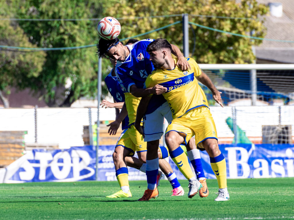 Sergio Rivarés Linares | udlaspalmas.NET Las Palmas Atlético consiguió una importantísima victoria en Linares para conseguir dejar atrás los fantasmas del inicio liguero. Vea las mejores fotos de Francisco Moro para udlaspalmas.NET.