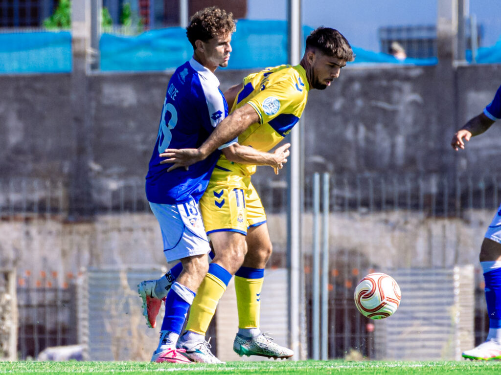 Sergio Rivarés Linares0 | udlaspalmas.NET Las Palmas Atlético consiguió una importantísima victoria en Linares para conseguir dejar atrás los fantasmas del inicio liguero. Vea las mejores fotos de Francisco Moro para udlaspalmas.NET.