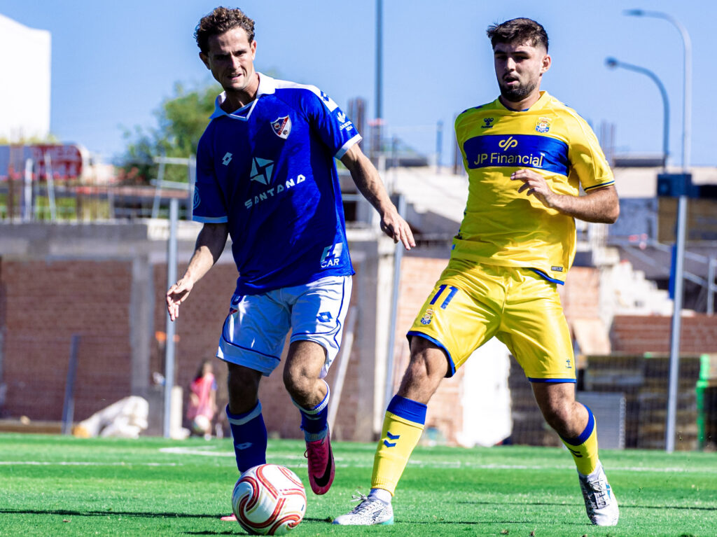 Sergio Rivarés Linares1 | udlaspalmas.NET Las Palmas Atlético consiguió una importantísima victoria en Linares para conseguir dejar atrás los fantasmas del inicio liguero. Vea las mejores fotos de Francisco Moro para udlaspalmas.NET.