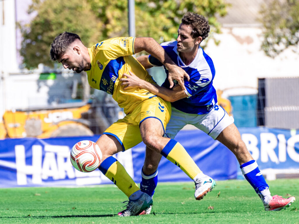 Sergio Rivarés Linares2 | udlaspalmas.NET Las Palmas Atlético consiguió una importantísima victoria en Linares para conseguir dejar atrás los fantasmas del inicio liguero. Vea las mejores fotos de Francisco Moro para udlaspalmas.NET.