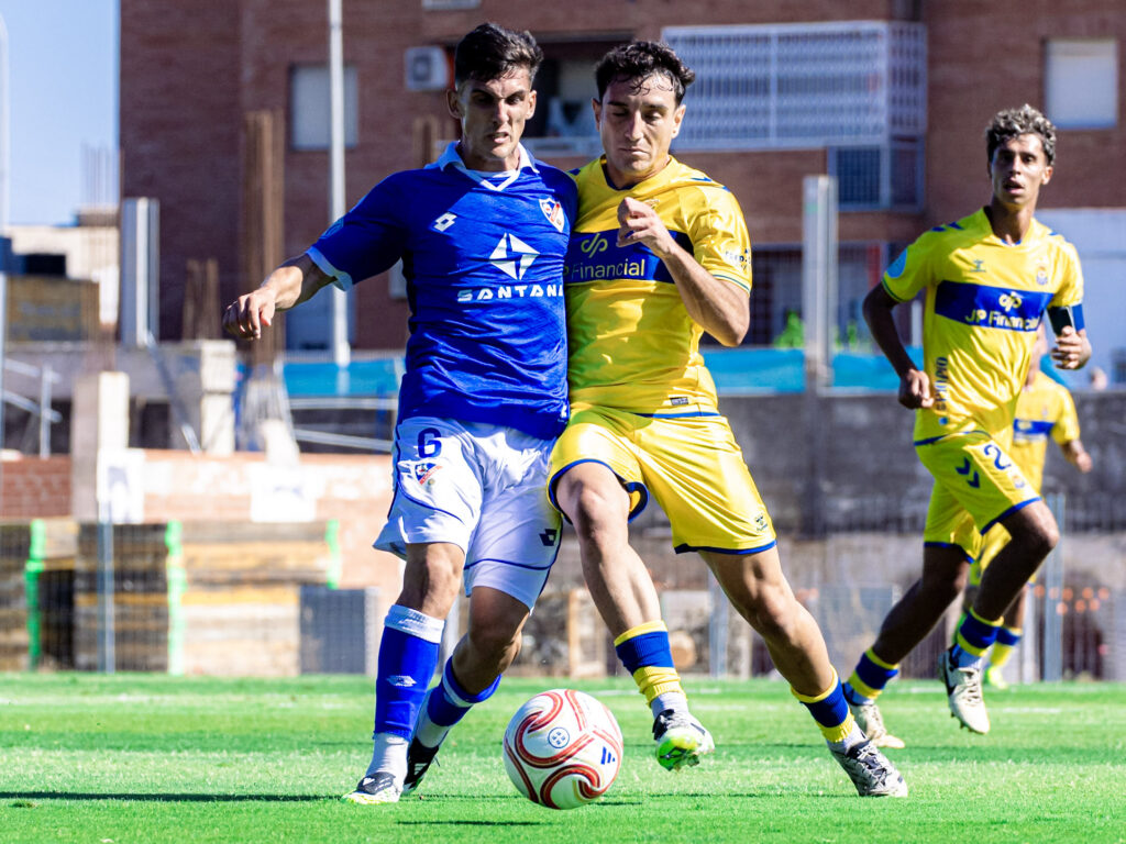 Sergio Viera Linares | udlaspalmas.NET Las Palmas Atlético consiguió una importantísima victoria en Linares para conseguir dejar atrás los fantasmas del inicio liguero. Vea las mejores fotos de Francisco Moro para udlaspalmas.NET.