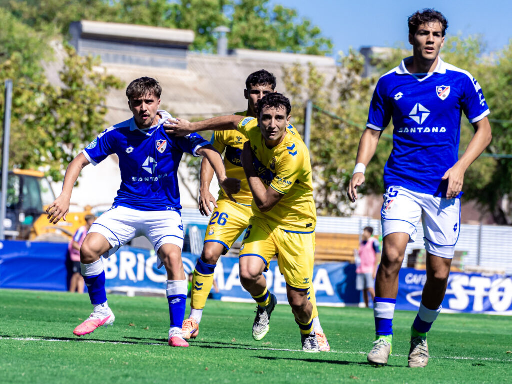 Sergio Viera Linares0 | udlaspalmas.NET Las Palmas Atlético consiguió una importantísima victoria en Linares para conseguir dejar atrás los fantasmas del inicio liguero. Vea las mejores fotos de Francisco Moro para udlaspalmas.NET.