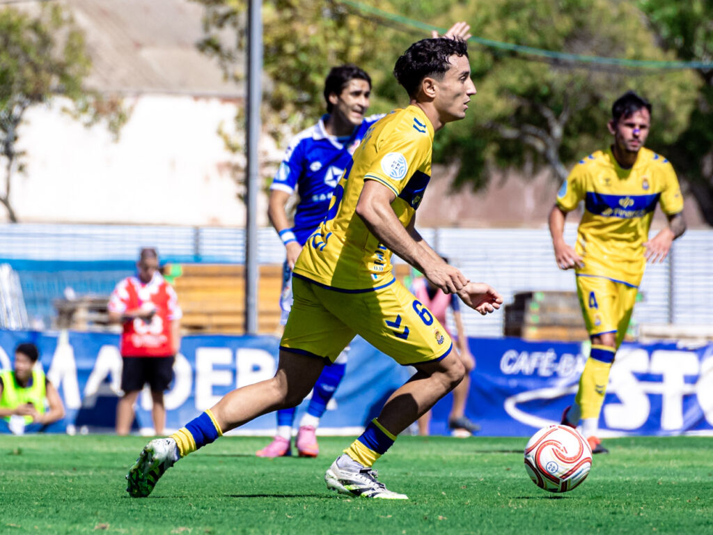 Sergio Viera Linares1 | udlaspalmas.NET Las Palmas Atlético consiguió una importantísima victoria en Linares para conseguir dejar atrás los fantasmas del inicio liguero. Vea las mejores fotos de Francisco Moro para udlaspalmas.NET.