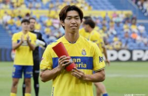 Taisei Miyashiro recibe su premio a mejor jugador de agosto