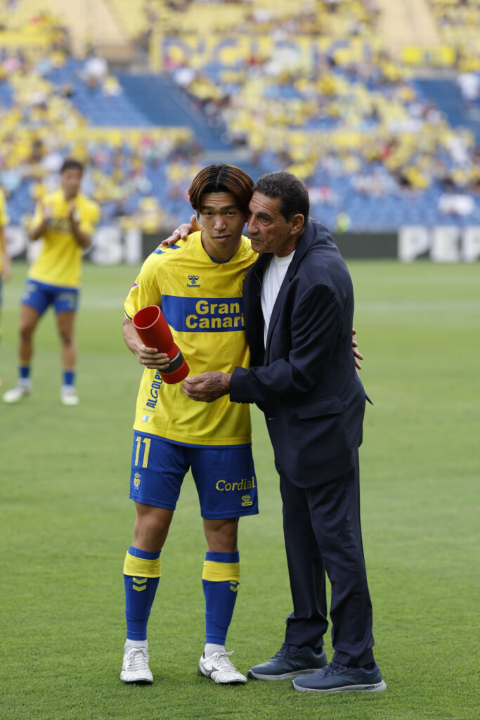 Taisei Miyashiro premio agosto Daniel Carnevali | udlaspalmas.NET El atacanta japonés recibió este domingo en el Estadio de Gran Canaria el galardón de mejor jugador de LaLiga Hypermotion durante el mes de agosto. Lo recibió de la mano de Daniel Carnevali. Ante la atenta mirada de más de diecisiete mil espectadores, Taisei Miyashiro recibió este domingo en el Estadio de Gran Canaria el