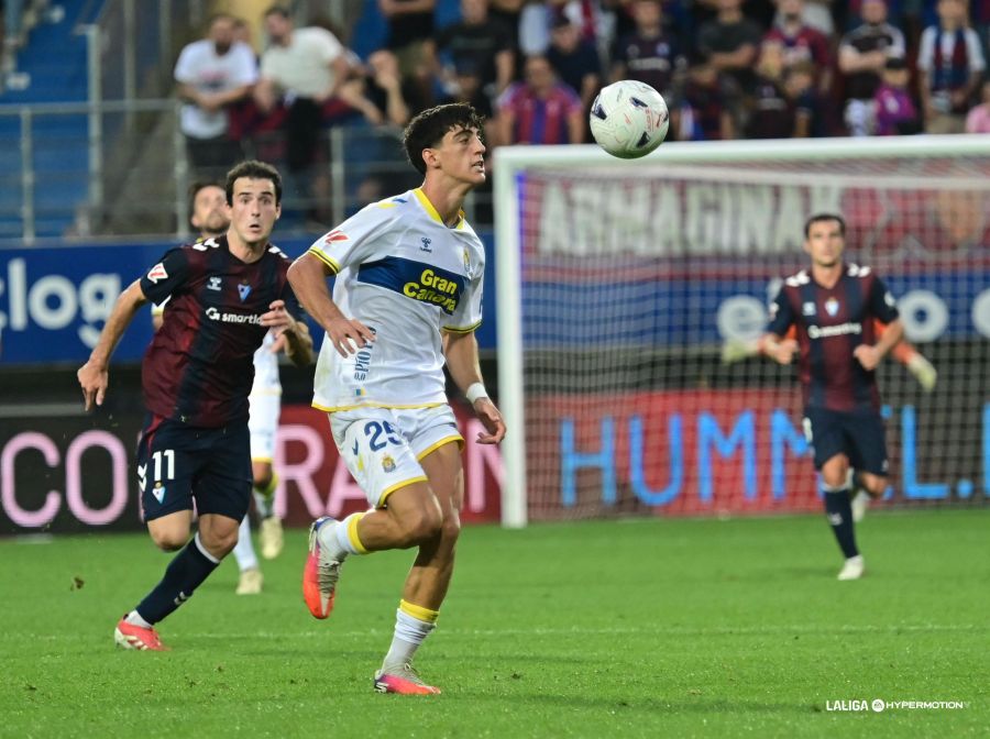 Valentín Pezzolesi Eibar | udlaspalmas.NET El lateral derecho de la Unión Deportiva Las Palmas marcó su primer gol desde que tiene ficha con el primer equipo y su primer gol en LaLiga. La temporada pasada marcó en Extremadura en la Copa del Rey. Suma y sigue Valentín Pezzolesi en la Unión Deportiva Las Palmas. Siete partidos consecutivos como titular, 630