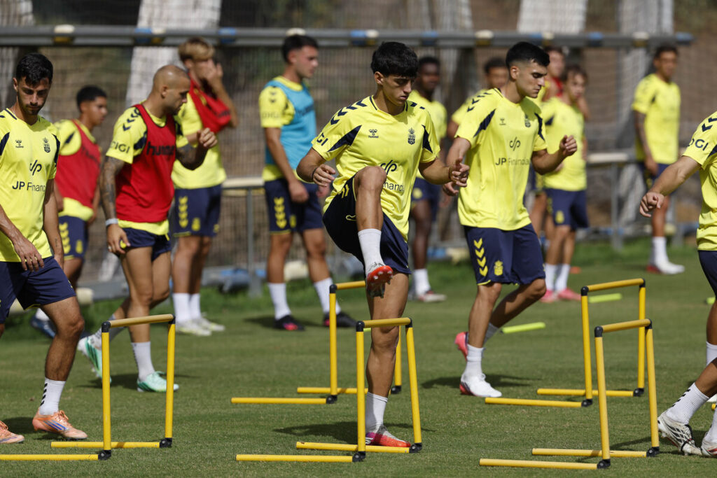 Valentín Pezzolesi entrenamiento | udlaspalmas.NET El lateral derecho de la Unión Deportiva Las Palmas se mostró muy contento por su continuidad en el primer equipo y reconoció haber recibido llamadas desde la federación del fútbol argentino. Junto a José Antonio Caro, Valentín Pezzolesi ha completado todos los minutos de LaLiga Hypermotion: "Muy contento de tener esta oportunidad y de poder