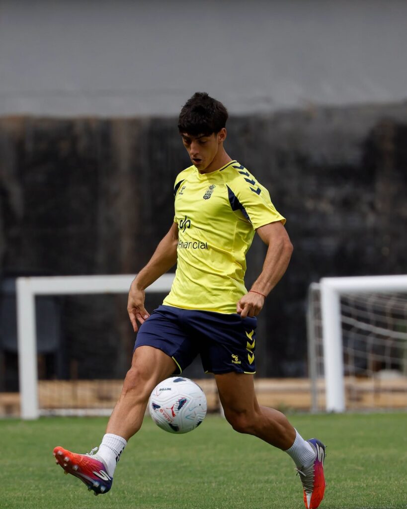 Valentín Pezzolesi entrenamiento | udlaspalmas.NET El lateral derecho de la Unión Deportiva Las Palmas disputará un partido amistoso contra México el próximo miércoles en Madrid y no se perderá ningún partido del conjunto grancanario. Valentín Pezzolesi vuelve a ser citado con España. Casi diez meses después de su última convocatoria con España, concretamente con España Sub 19 para la disputa
