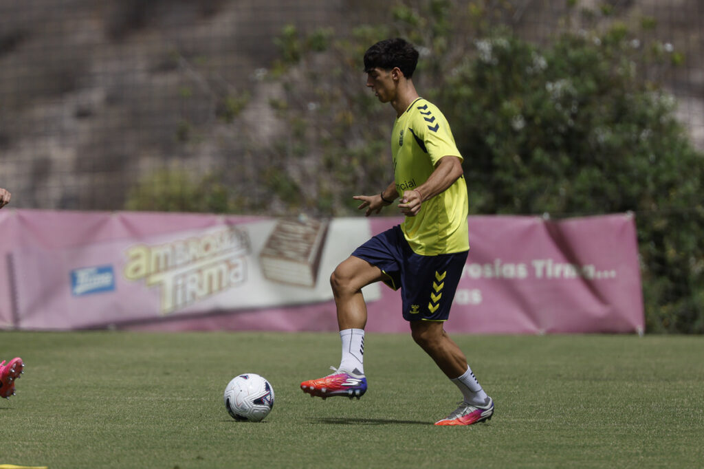 Valentín Pezzolesi entrenamiento0 | udlaspalmas.NET El central tinerfeño de la Unión Deportiva Las Palmas se ha hecho titular casi indiscutible con el representativo y podría volver a ser citado con España Sub 21 para cerrar la fase de clasificación para la Eurocopa de este verano. Este viernes, la Unión Deportiva Las Palmas se estará ejercitando en la Ciudad Deportiva de
