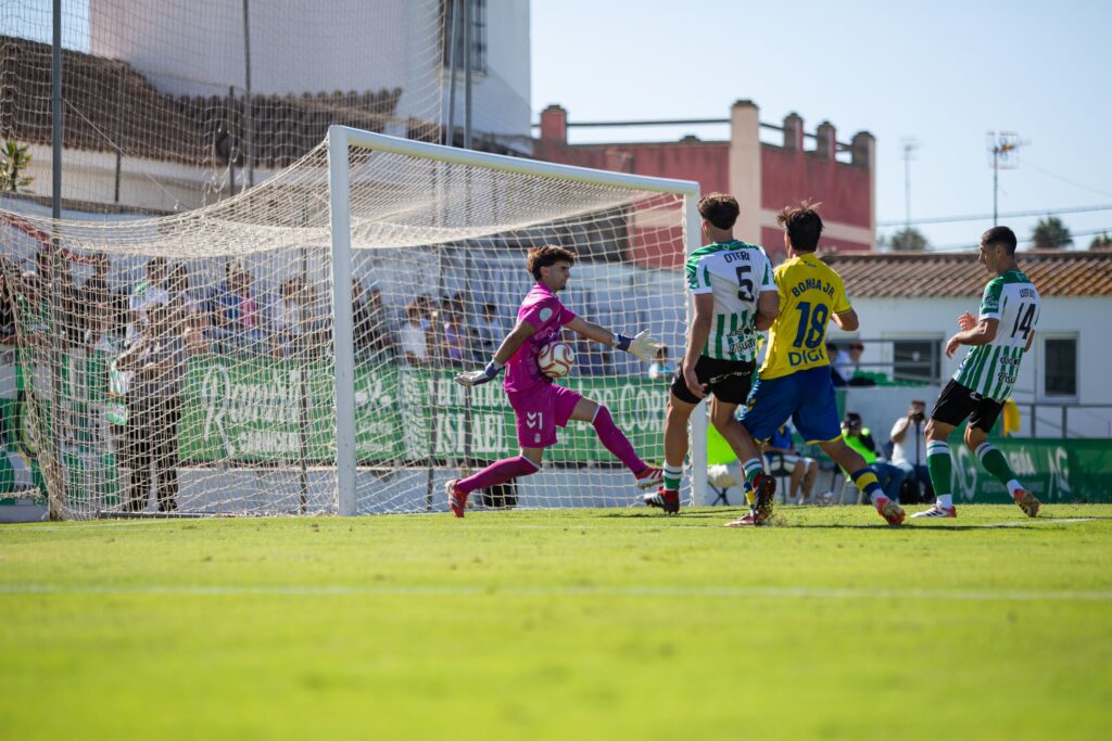 Las Palmas Atlético sufrió una dura derrota en su visita al Atlético Sanluqueño en un partido donde salió sin tensión competitiva y el partido se le puso cuesta arriba en menos de diez minutos. Vea las mejores fotos de Lucía Racero para udlaspalmas.NET.