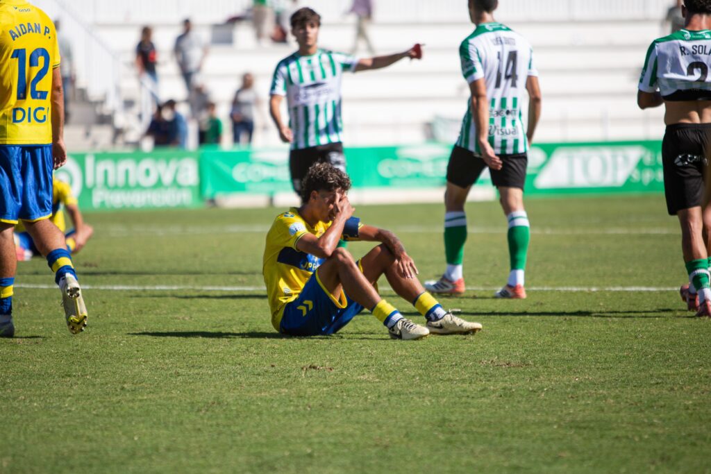 Las Palmas Atlético sufrió una dura derrota en su visita al Atlético Sanluqueño en un partido donde salió sin tensión competitiva y el partido se le puso cuesta arriba en menos de diez minutos. Vea las mejores fotos de Lucía Racero para udlaspalmas.NET.