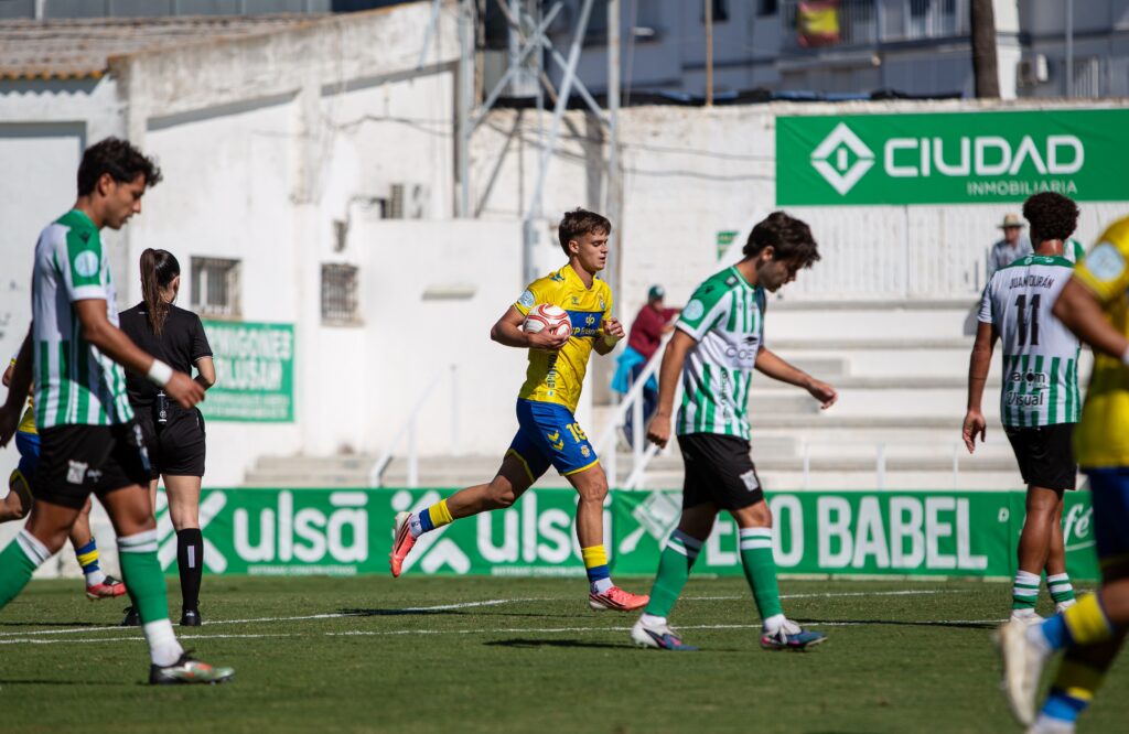 Las Palmas Atlético sufrió una dura derrota en su visita al Atlético Sanluqueño en un partido donde salió sin tensión competitiva y el partido se le puso cuesta arriba en menos de diez minutos. Vea las mejores fotos de Lucía Racero para udlaspalmas.NET.