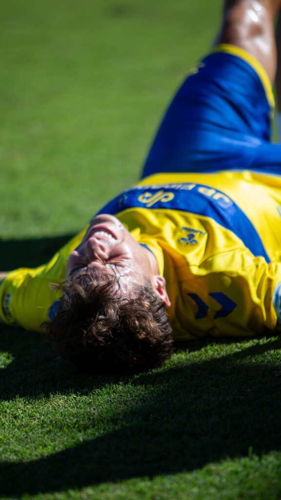 Las Palmas Atlético sufrió una dura derrota en su visita al Atlético Sanluqueño en un partido donde salió sin tensión competitiva y el partido se le puso cuesta arriba en menos de diez minutos. Vea las mejores fotos de Lucía Racero para udlaspalmas.NET.