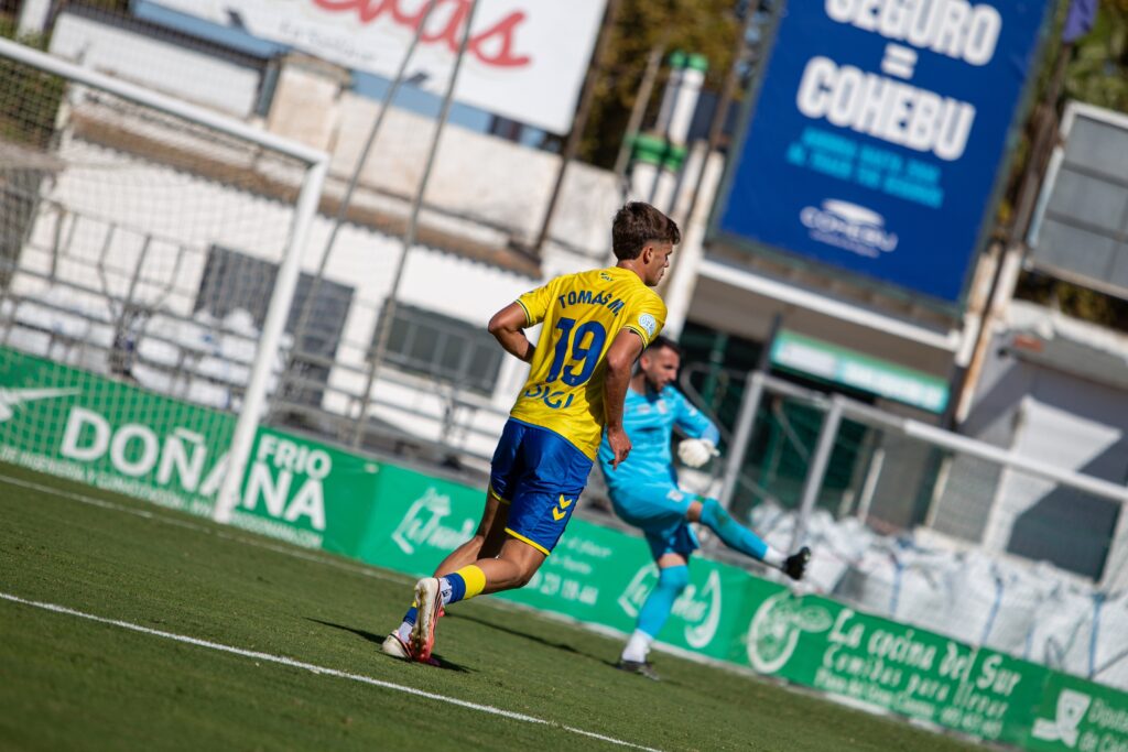 Las Palmas Atlético sufrió una dura derrota en su visita al Atlético Sanluqueño en un partido donde salió sin tensión competitiva y el partido se le puso cuesta arriba en menos de diez minutos. Vea las mejores fotos de Lucía Racero para udlaspalmas.NET.