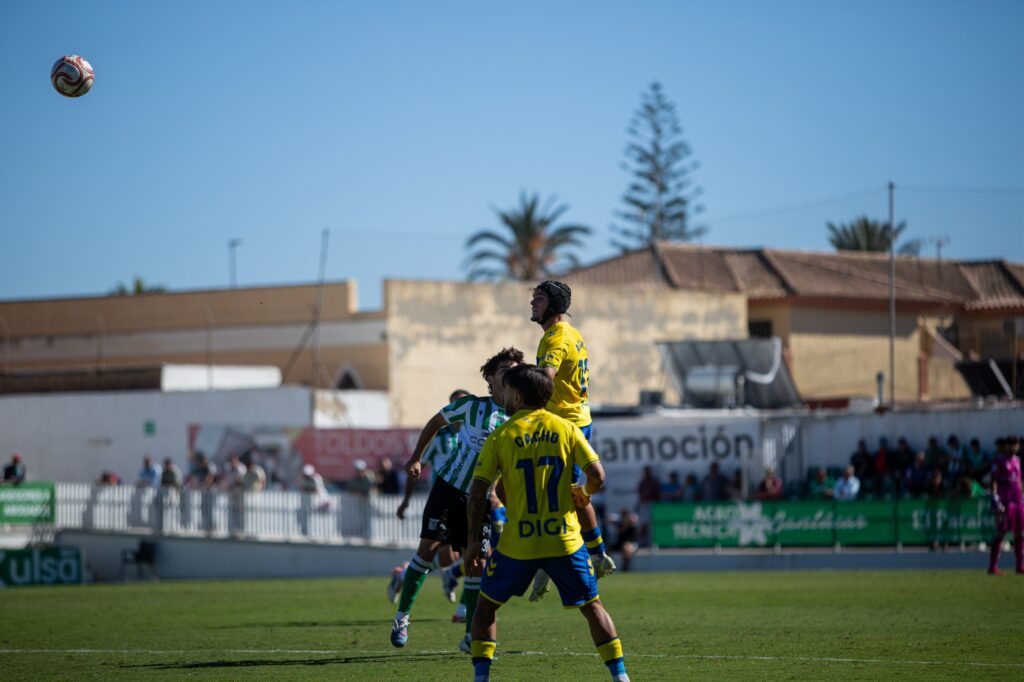 Las Palmas Atlético sufrió una dura derrota en su visita al Atlético Sanluqueño en un partido donde salió sin tensión competitiva y el partido se le puso cuesta arriba en menos de diez minutos. Vea las mejores fotos de Lucía Racero para udlaspalmas.NET.