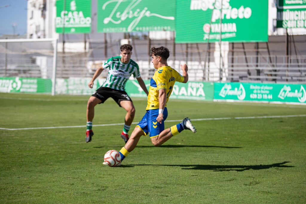 Las Palmas Atlético sufrió una dura derrota en su visita al Atlético Sanluqueño en un partido donde salió sin tensión competitiva y el partido se le puso cuesta arriba en menos de diez minutos. Vea las mejores fotos de Lucía Racero para udlaspalmas.NET.