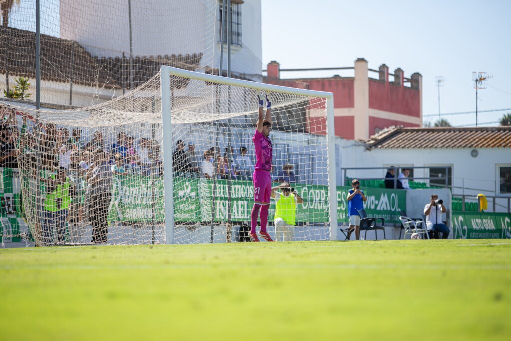 Las Palmas Atlético sufrió una dura derrota en su visita al Atlético Sanluqueño en un partido donde salió sin tensión competitiva y el partido se le puso cuesta arriba en menos de diez minutos. Vea las mejores fotos de Lucía Racero para udlaspalmas.NET.