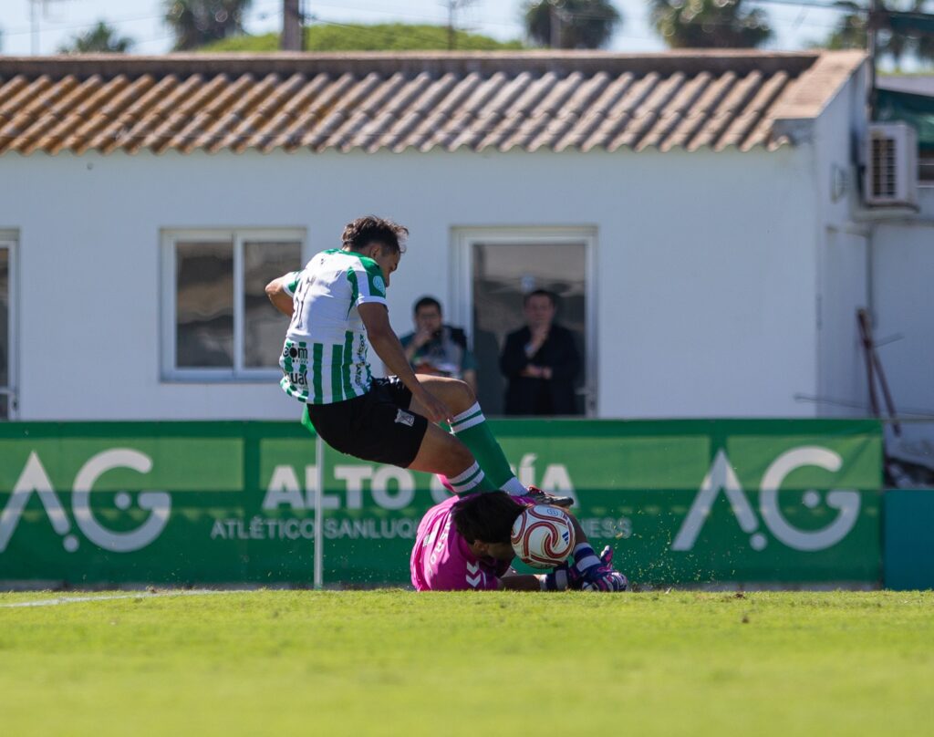 Las Palmas Atlético sufrió una dura derrota en su visita al Atlético Sanluqueño en un partido donde salió sin tensión competitiva y el partido se le puso cuesta arriba en menos de diez minutos. Vea las mejores fotos de Lucía Racero para udlaspalmas.NET.