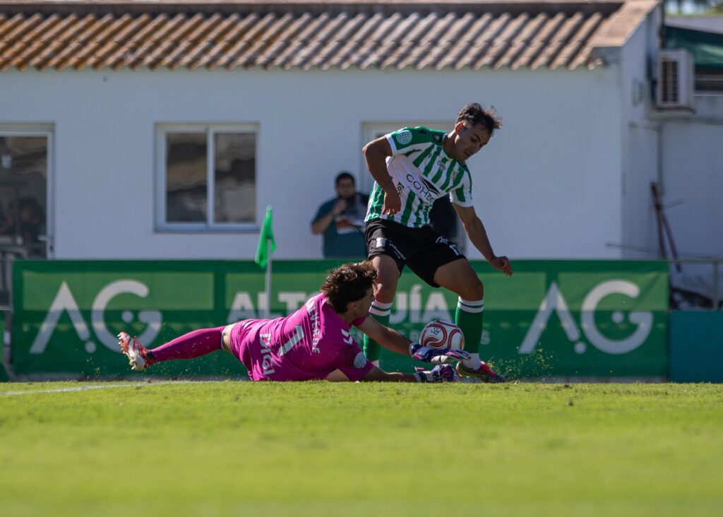 Las Palmas Atlético sufrió una dura derrota en su visita al Atlético Sanluqueño en un partido donde salió sin tensión competitiva y el partido se le puso cuesta arriba en menos de diez minutos. Vea las mejores fotos de Lucía Racero para udlaspalmas.NET.