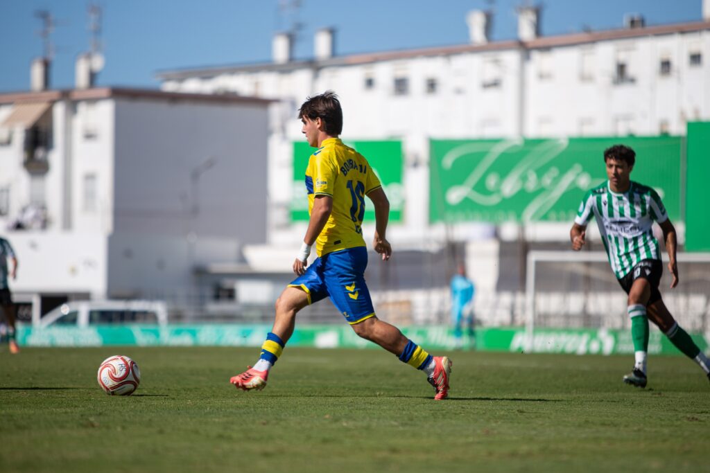 Las Palmas Atlético sufrió una dura derrota en su visita al Atlético Sanluqueño en un partido donde salió sin tensión competitiva y el partido se le puso cuesta arriba en menos de diez minutos. Vea las mejores fotos de Lucía Racero para udlaspalmas.NET.