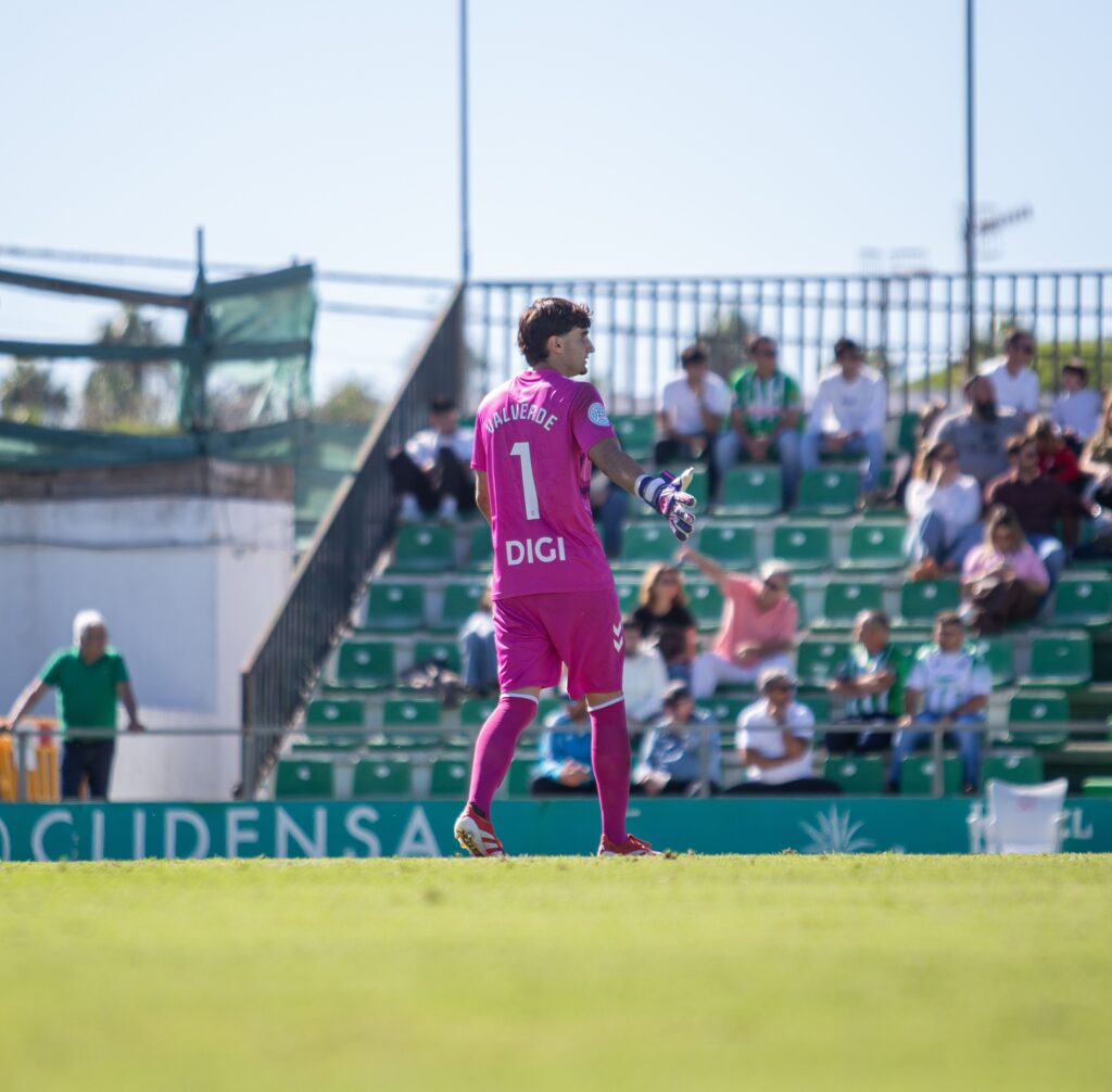 Las Palmas Atlético sufrió una dura derrota en su visita al Atlético Sanluqueño en un partido donde salió sin tensión competitiva y el partido se le puso cuesta arriba en menos de diez minutos. Vea las mejores fotos de Lucía Racero para udlaspalmas.NET.