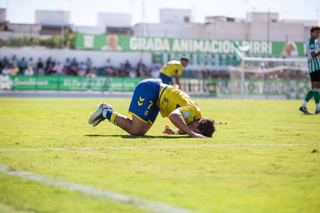 Las Palmas Atlético sufrió una dura derrota en su visita al Atlético Sanluqueño en un partido donde salió sin tensión competitiva y el partido se le puso cuesta arriba en menos de diez minutos. Vea las mejores fotos de Lucía Racero para udlaspalmas.NET.