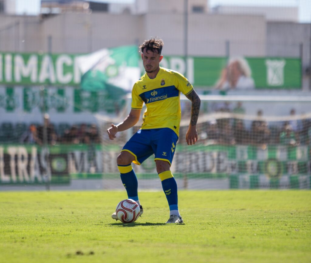 Las Palmas Atlético sufrió una dura derrota en su visita al Atlético Sanluqueño en un partido donde salió sin tensión competitiva y el partido se le puso cuesta arriba en menos de diez minutos. Vea las mejores fotos de Lucía Racero para udlaspalmas.NET.