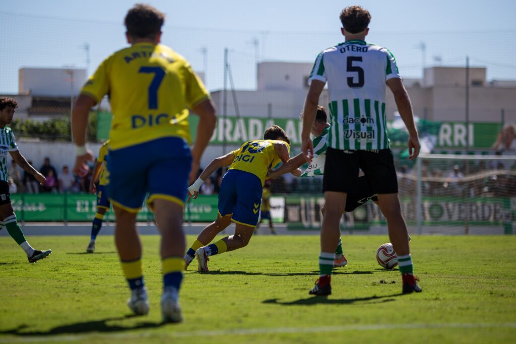Las Palmas Atlético sufrió una dura derrota en su visita al Atlético Sanluqueño en un partido donde salió sin tensión competitiva y el partido se le puso cuesta arriba en menos de diez minutos. Vea las mejores fotos de Lucía Racero para udlaspalmas.NET.