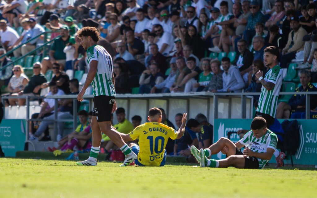 Las Palmas Atlético sufrió una dura derrota en su visita al Atlético Sanluqueño en un partido donde salió sin tensión competitiva y el partido se le puso cuesta arriba en menos de diez minutos. Vea las mejores fotos de Lucía Racero para udlaspalmas.NET.