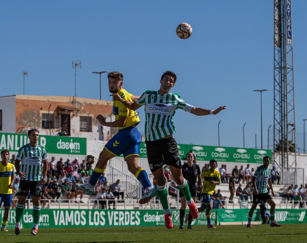 Las Palmas Atlético sufrió una dura derrota en su visita al Atlético Sanluqueño en un partido donde salió sin tensión competitiva y el partido se le puso cuesta arriba en menos de diez minutos. Vea las mejores fotos de Lucía Racero para udlaspalmas.NET.