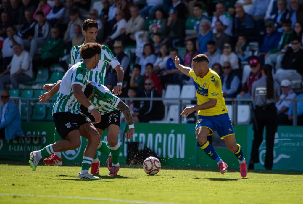 Las Palmas Atlético sufrió una dura derrota en su visita al Atlético Sanluqueño en un partido donde salió sin tensión competitiva y el partido se le puso cuesta arriba en menos de diez minutos. Vea las mejores fotos de Lucía Racero para udlaspalmas.NET.