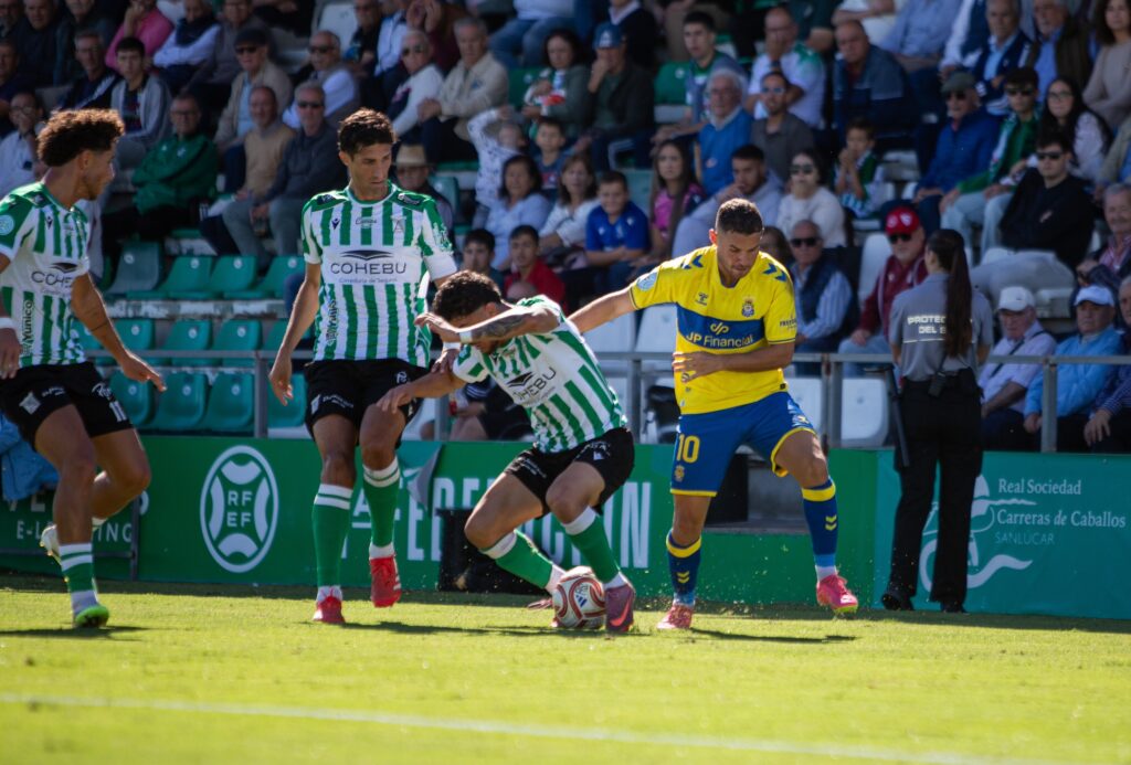Las Palmas Atlético sufrió una dura derrota en su visita al Atlético Sanluqueño en un partido donde salió sin tensión competitiva y el partido se le puso cuesta arriba en menos de diez minutos. Vea las mejores fotos de Lucía Racero para udlaspalmas.NET.