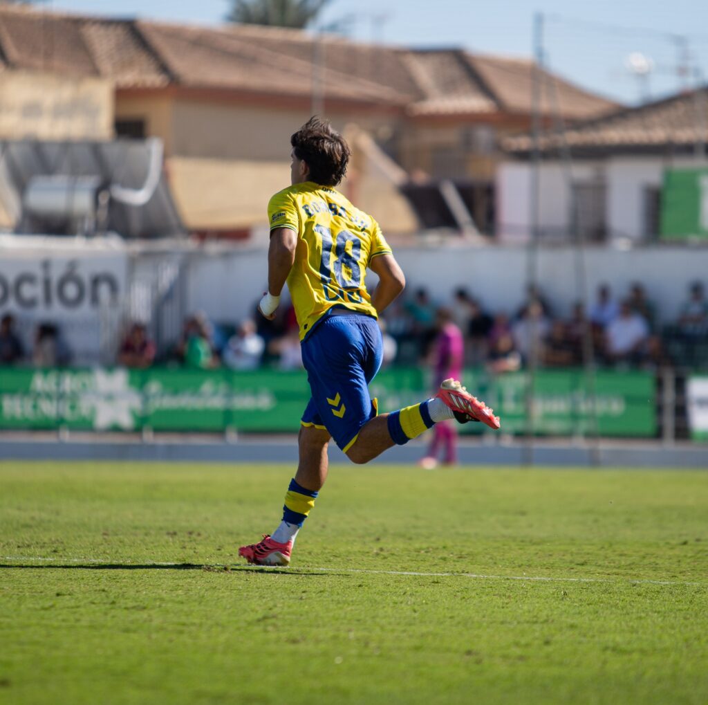 Las Palmas Atlético sufrió una dura derrota en su visita al Atlético Sanluqueño en un partido donde salió sin tensión competitiva y el partido se le puso cuesta arriba en menos de diez minutos. Vea las mejores fotos de Lucía Racero para udlaspalmas.NET.