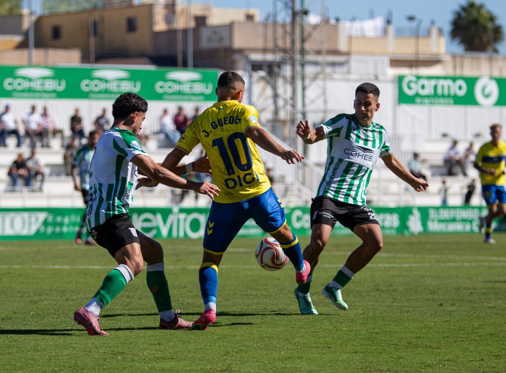 Las Palmas Atlético sufrió una dura derrota en su visita al Atlético Sanluqueño en un partido donde salió sin tensión competitiva y el partido se le puso cuesta arriba en menos de diez minutos. Vea las mejores fotos de Lucía Racero para udlaspalmas.NET.