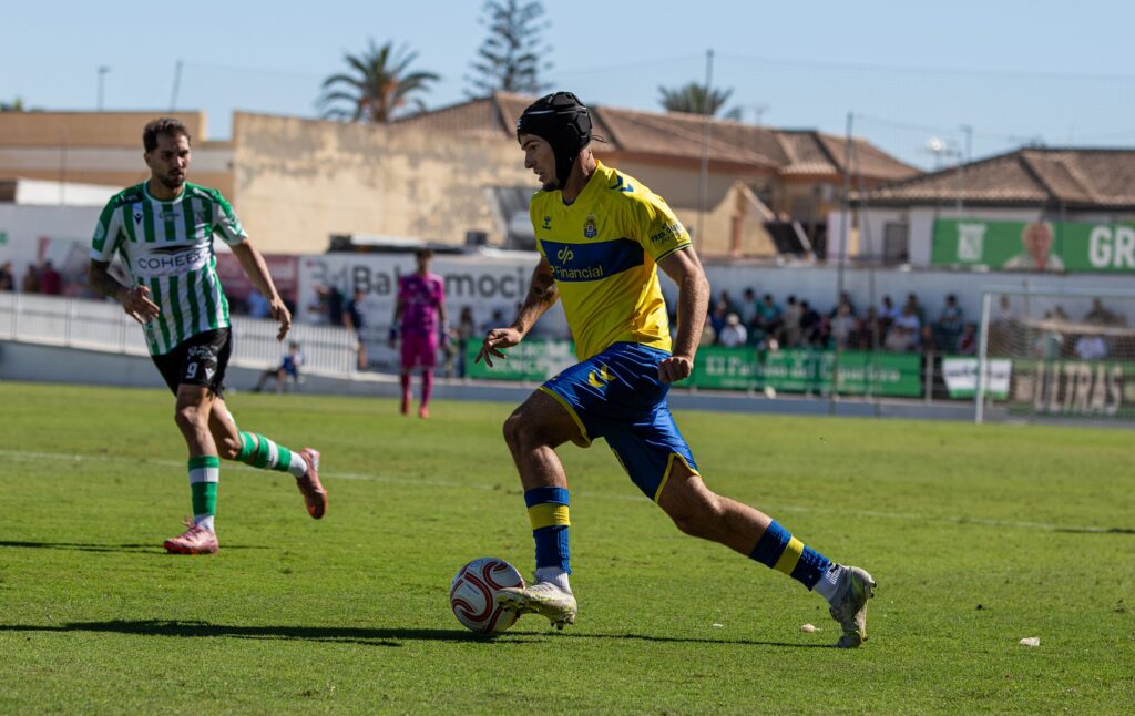 Las Palmas Atlético sufrió una dura derrota en su visita al Atlético Sanluqueño en un partido donde salió sin tensión competitiva y el partido se le puso cuesta arriba en menos de diez minutos. Vea las mejores fotos de Lucía Racero para udlaspalmas.NET.