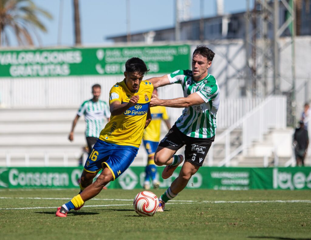 Las Palmas Atlético sufrió una dura derrota en su visita al Atlético Sanluqueño en un partido donde salió sin tensión competitiva y el partido se le puso cuesta arriba en menos de diez minutos. Vea las mejores fotos de Lucía Racero para udlaspalmas.NET.