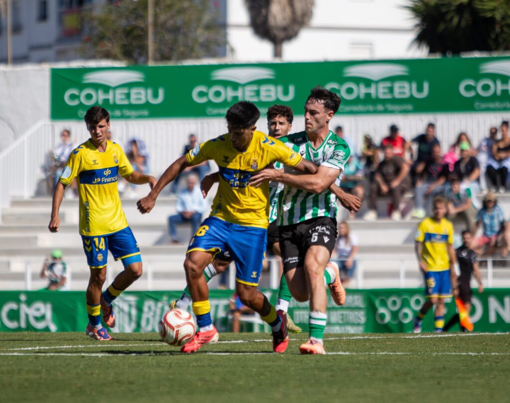 Las Palmas Atlético sufrió una dura derrota en su visita al Atlético Sanluqueño en un partido donde salió sin tensión competitiva y el partido se le puso cuesta arriba en menos de diez minutos. Vea las mejores fotos de Lucía Racero para udlaspalmas.NET.