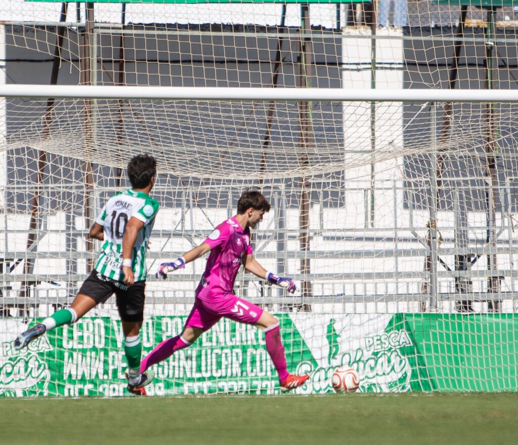 Las Palmas Atlético sufrió una dura derrota en su visita al Atlético Sanluqueño en un partido donde salió sin tensión competitiva y el partido se le puso cuesta arriba en menos de diez minutos. Vea las mejores fotos de Lucía Racero para udlaspalmas.NET.