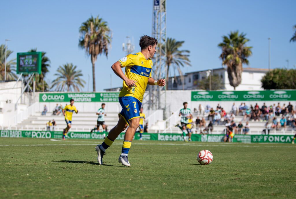 Las Palmas Atlético sufrió una dura derrota en su visita al Atlético Sanluqueño en un partido donde salió sin tensión competitiva y el partido se le puso cuesta arriba en menos de diez minutos. Vea las mejores fotos de Lucía Racero para udlaspalmas.NET.