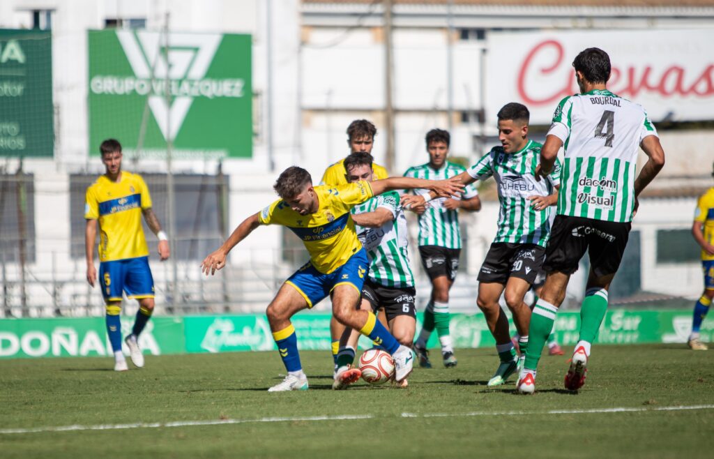 Las Palmas Atlético sufrió una dura derrota en su visita al Atlético Sanluqueño en un partido donde salió sin tensión competitiva y el partido se le puso cuesta arriba en menos de diez minutos. Vea las mejores fotos de Lucía Racero para udlaspalmas.NET.