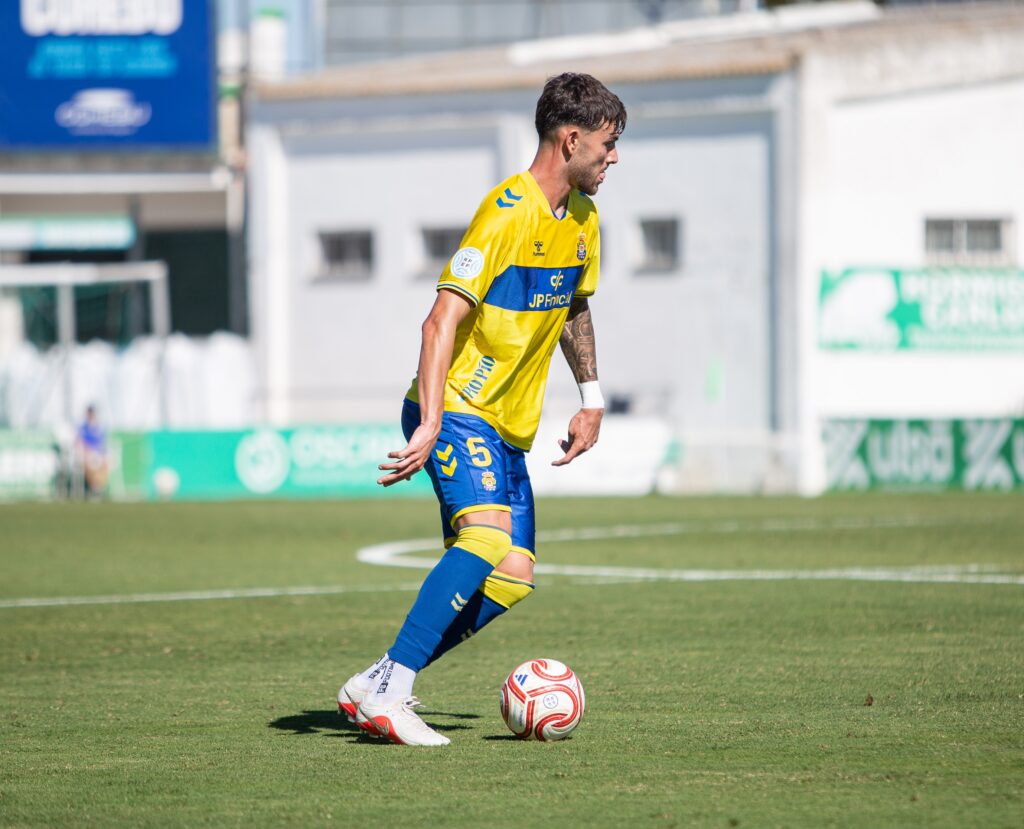 Las Palmas Atlético sufrió una dura derrota en su visita al Atlético Sanluqueño en un partido donde salió sin tensión competitiva y el partido se le puso cuesta arriba en menos de diez minutos. Vea las mejores fotos de Lucía Racero para udlaspalmas.NET.