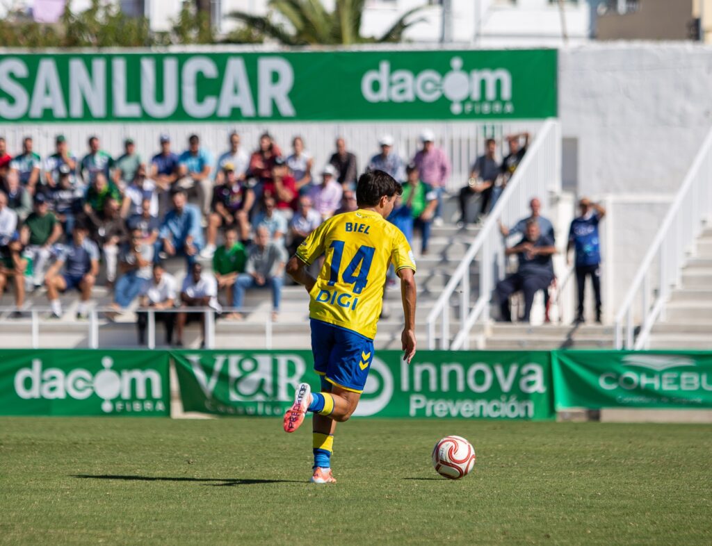 Las Palmas Atlético sufrió una dura derrota en su visita al Atlético Sanluqueño en un partido donde salió sin tensión competitiva y el partido se le puso cuesta arriba en menos de diez minutos. Vea las mejores fotos de Lucía Racero para udlaspalmas.NET.
