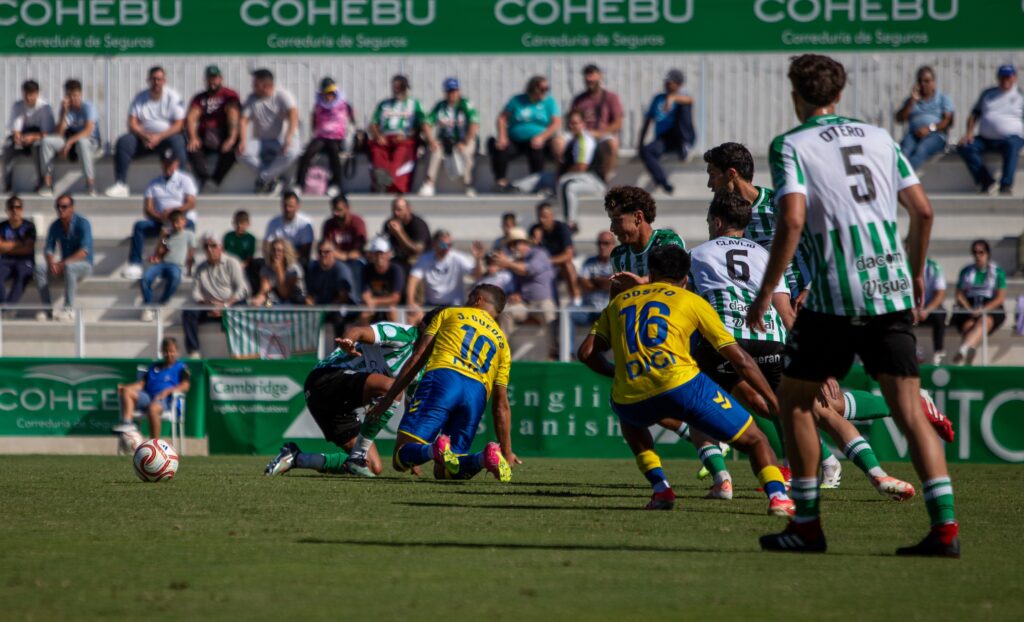 Las Palmas Atlético sufrió una dura derrota en su visita al Atlético Sanluqueño en un partido donde salió sin tensión competitiva y el partido se le puso cuesta arriba en menos de diez minutos. Vea las mejores fotos de Lucía Racero para udlaspalmas.NET.