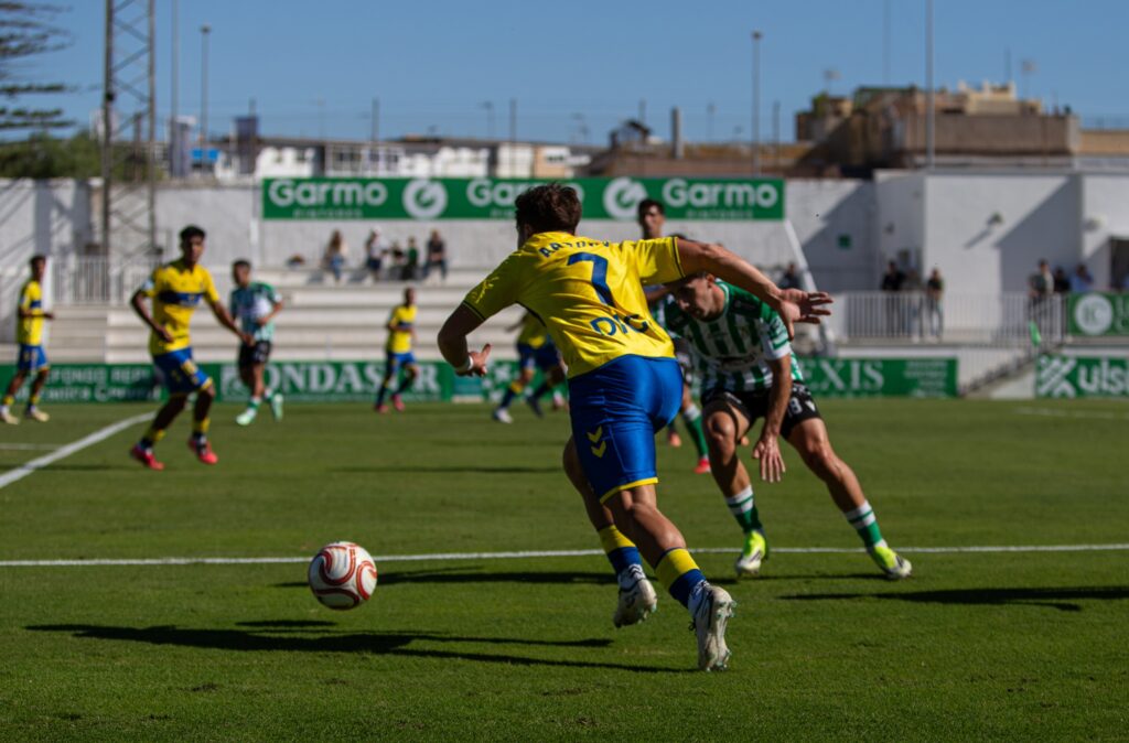 Las Palmas Atlético sufrió una dura derrota en su visita al Atlético Sanluqueño en un partido donde salió sin tensión competitiva y el partido se le puso cuesta arriba en menos de diez minutos. Vea las mejores fotos de Lucía Racero para udlaspalmas.NET.