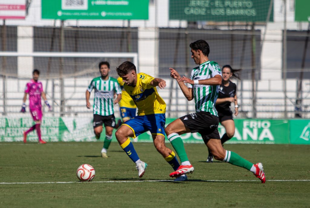 Las Palmas Atlético sufrió una dura derrota en su visita al Atlético Sanluqueño en un partido donde salió sin tensión competitiva y el partido se le puso cuesta arriba en menos de diez minutos. Vea las mejores fotos de Lucía Racero para udlaspalmas.NET.