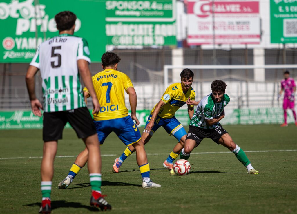 Las Palmas Atlético sufrió una dura derrota en su visita al Atlético Sanluqueño en un partido donde salió sin tensión competitiva y el partido se le puso cuesta arriba en menos de diez minutos. Vea las mejores fotos de Lucía Racero para udlaspalmas.NET.